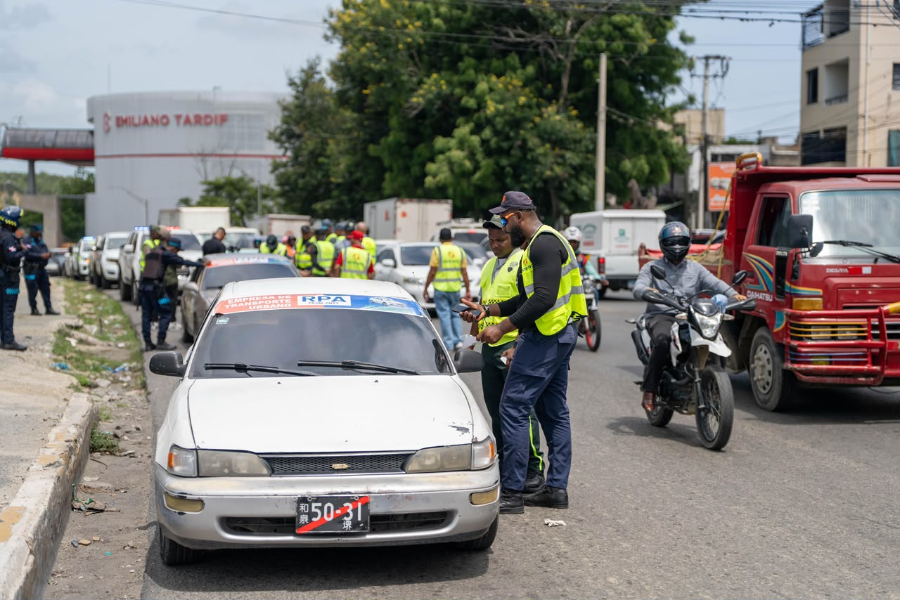 INTRANT interviene 17 rutas en Santiago por aumentos no autorizados en precio del pasaje y fiscaliza 85 vehículos irregulares INTRANT interviene 17 rutas en Santiago por aumentos no autorizados en precio del pasaje y fiscaliza 85 vehículos irregulares