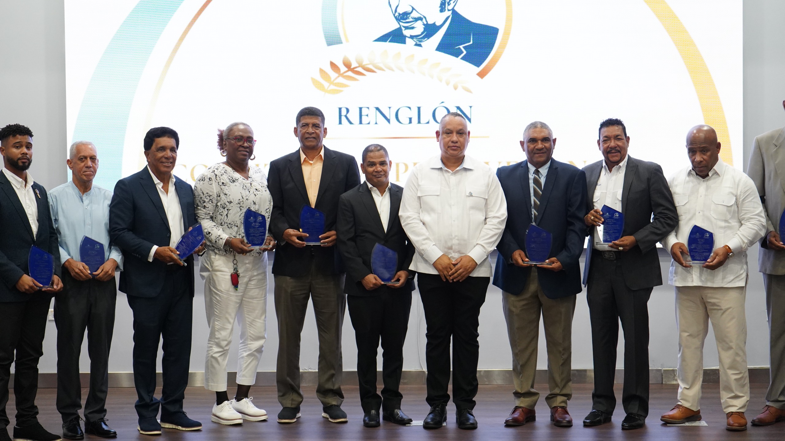 Con emoción y orgullo INEFI reconoce a 41 personalidades ligadas a la Educación Física y al Deporte Escolar Con emoción y orgullo INEFI reconoce a 41 personalidades ligadas a la Educación Física y al Deporte Escolar