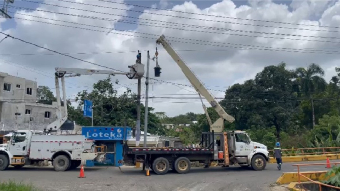 Edeeste fortalece el servicio eléctrico en Yamasá con nuevas redes y un transformador Edeeste fortalece el servicio eléctrico en Yamasá con nuevas redes y un transformador