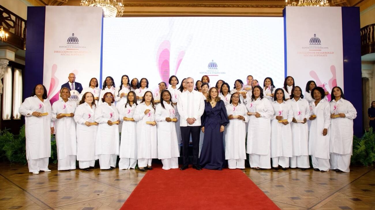 Presidente Abinader encabeza sexta edición del premio Supérate Mujer; reconocen a 35 mujeres SUPEREmprendedoras
