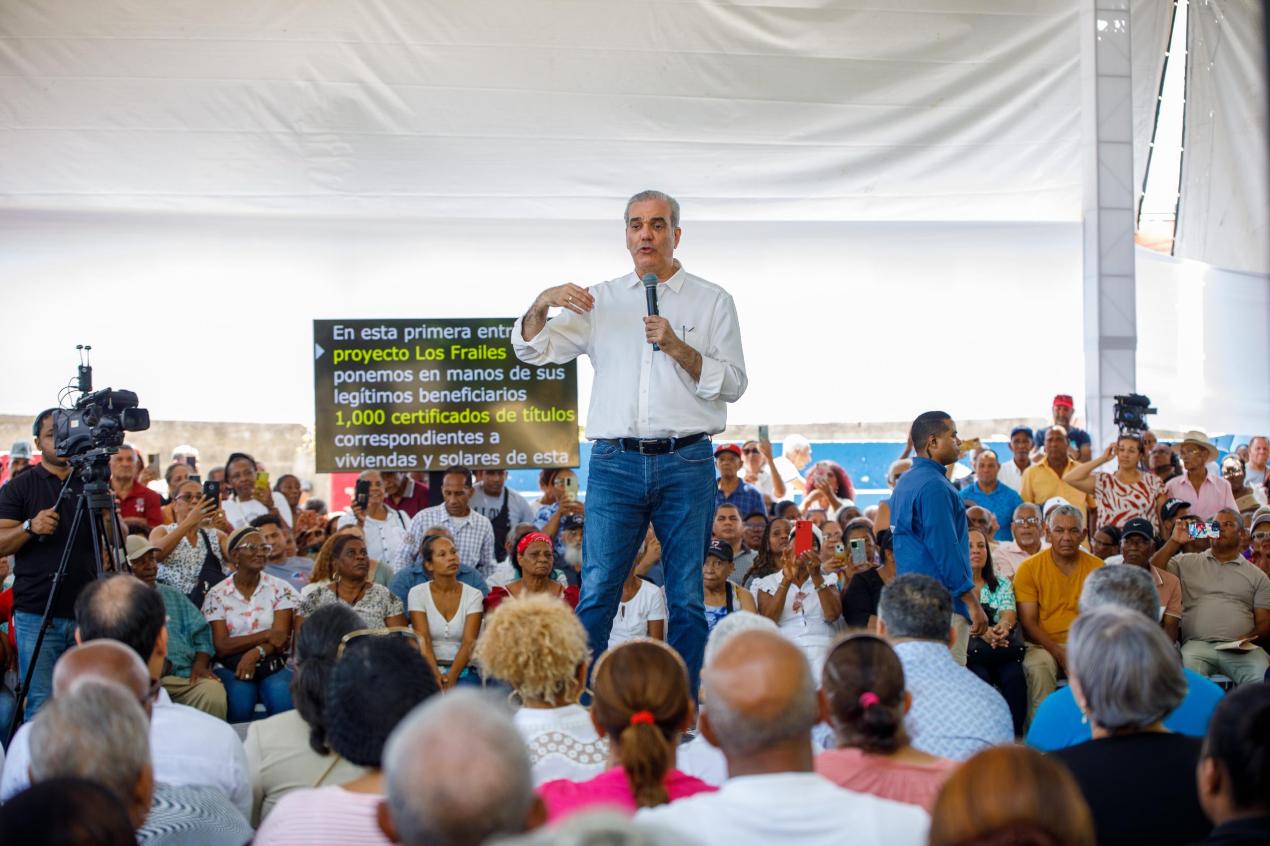 Presidente Abinader entrega 1,000 títulos de propiedad que garantizan seguridad jurídica a más de 4,000 personas en Los Frailes de Santo Domingo Este