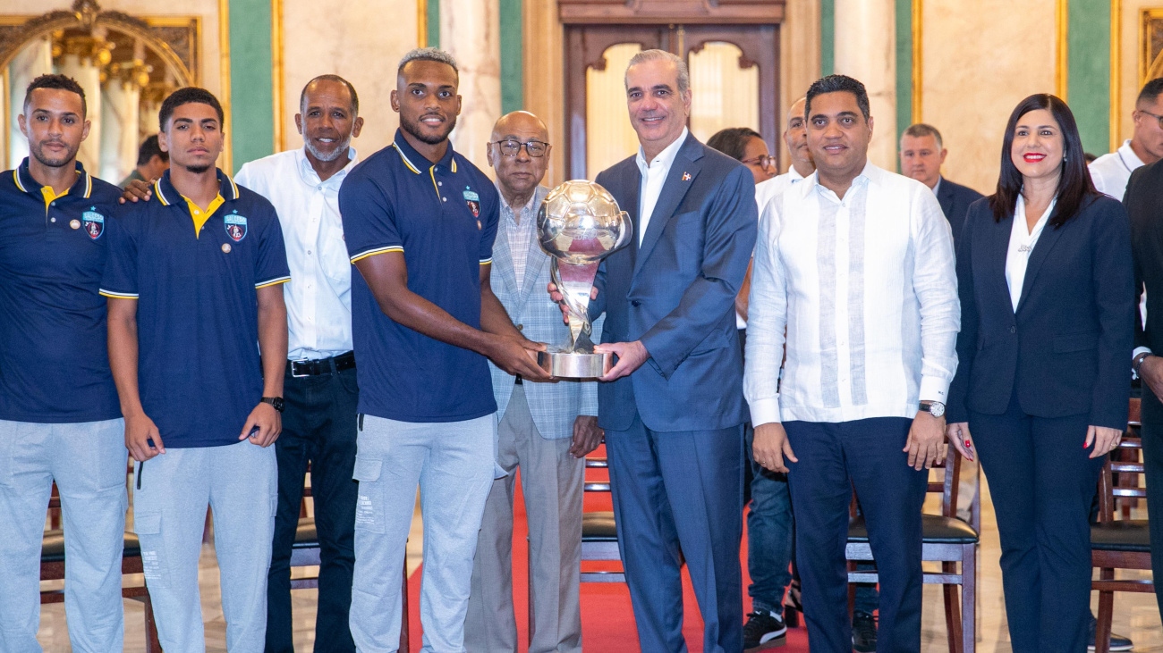 Presidente Abinader recibe en el Palacio Nacional al Salcedo Fútbol Club tras conquistar el campeonato nacional de la Liga Dominicana de Fútbol Presidente Abinader recibe en el Palacio Nacional al Salcedo Fútbol Club tras conquistar el campeonato nacional de la Liga Dominicana de Fútbol