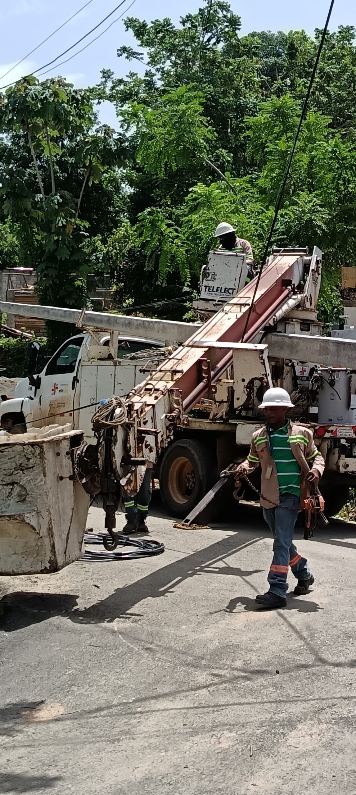 Edeeste normaliza redes eléctricas del sector La Majagua en Peralvillo