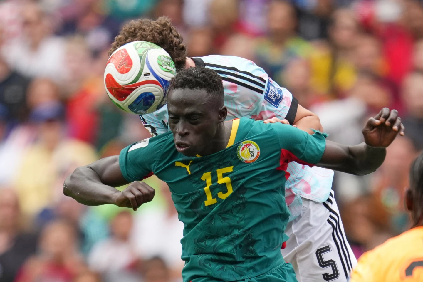 Bélgica convierte penal en tiempo extra y vence 3-2 a Senegal en los 16avos de final del Mundial