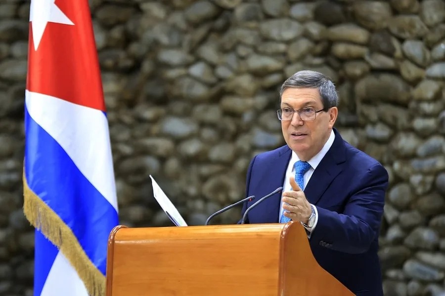 El Gobierno cubano acusó, este miércoles, a EE.UU., de “condenar al pueblo” y de no importarle «el sufrimiento de miles de familias” en la isla por su política de “asfixia” con el bloqueo petrolero impuesto en enero y las sanciones secundarias a empresas relacionadas con el Ejecutivo de La Habana. El ministro de Relaciones Exteriores de la isla, Bruno Rodríguez, señaló en redes sociales que “la caída ayer del Sistema Eléctrico Nacional” -la quinta en lo que va de 2026 y la tercera en apenas una semana- “se produce en un contexto de máxima asfixia” a la economía del país caribeño y al “sector electroenergético por parte del gobierno de EE.UU.” El Gobierno cubano acusó, este miércoles, a EE.UU., de “condenar al pueblo” y de no importarle «el sufrimiento de miles de familias” en la isla por su política de “asfixia” con el bloqueo petrolero impuesto en enero y las sanciones secundarias a empresas relacionadas con el Ejecutivo de La Habana. El ministro de Relaciones Exteriores de la isla, Bruno Rodríguez, señaló en redes sociales que “la caída ayer del Sistema Eléctrico Nacional” -la quinta en lo que va de 2026 y la tercera en apenas una semana- “se produce en un contexto de máxima asfixia” a la economía del país caribeño y al “sector electroenergético por parte del gobierno de EE.UU.”