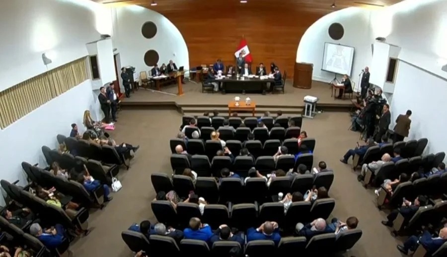 El Congreso de Perú promulga una ley que excluye a policías y militares de la justicia común El Congreso de Perú promulga una ley que excluye a policías y militares de la justicia común