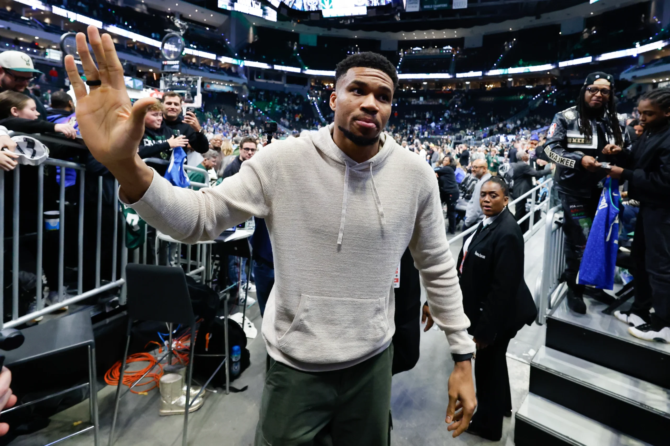 Giannis, traspasado a los Heat, se despide de los Bucks y afirma que Milwaukee es "mi ciudad, mi equipo, mi familia".