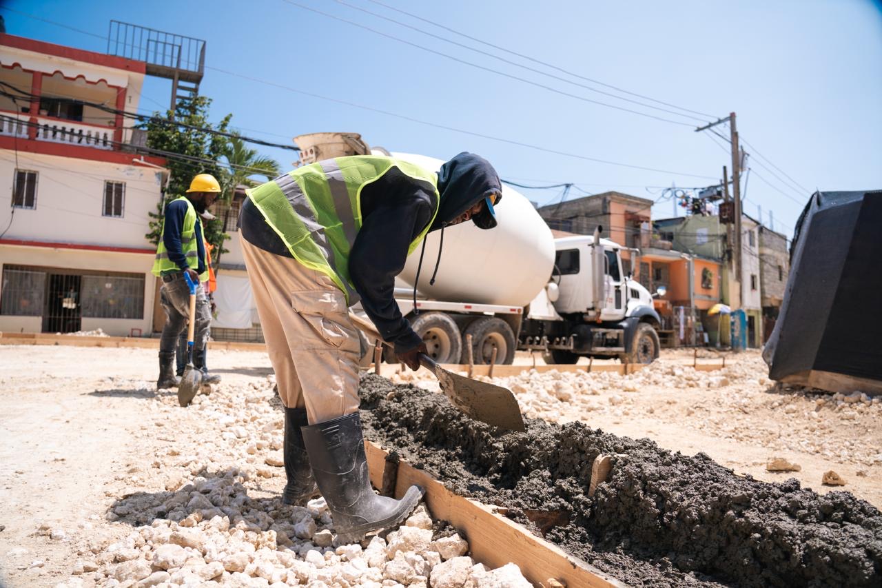 MIVHED avanza en transformación de Los Praditos: inician trabajos de subbase, alcantarillado y terracería para aceras y parques