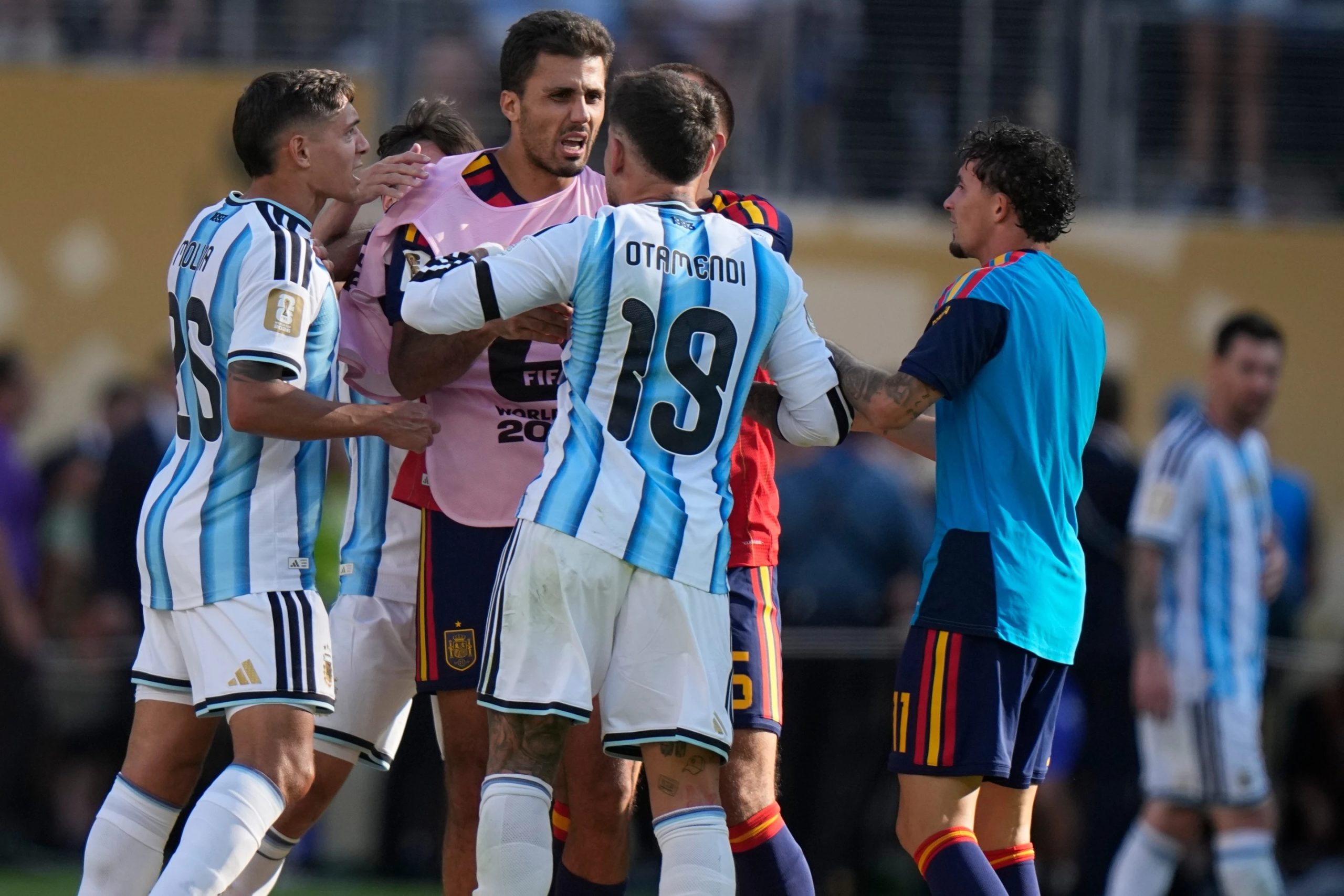 La FIFA investiga a los jugadores argentinos que se enfrentaron a las celebraciones de España en el campo durante el Mundial.