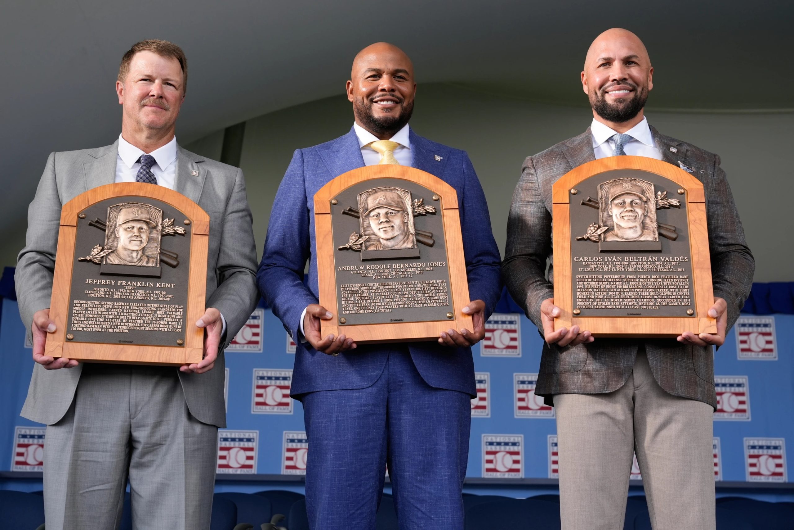 Beltrán, Jones y Kent rinden homenaje a su hogar y a su familia durante sus ceremonias de ingreso al Salón de la Fama del Béisbol.