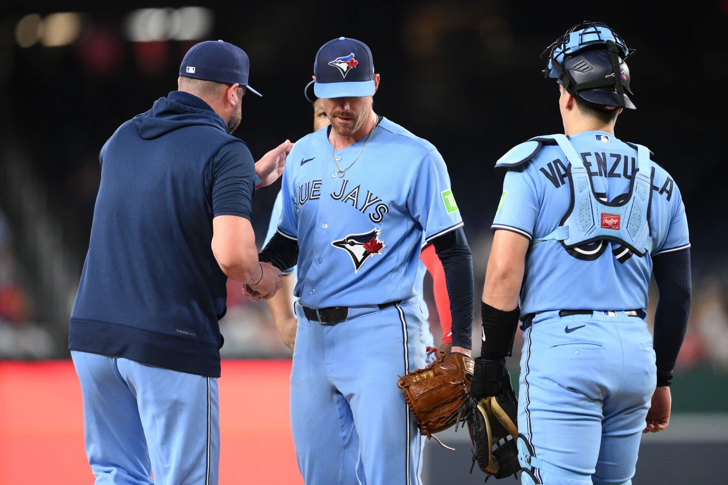 Bieber, de los Blue Jays, sufre su peor actuación, otorgando 6 bases por bolas en dos tercios de entrada contra los Nationals. Bieber, de los Blue Jays, sufre su peor actuación, otorgando 6 bases por bolas en dos tercios de entrada contra los Nationals.