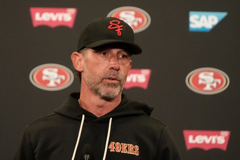 El entrenador de los 49ers, Kyle Shanahan, asume la responsabilidad del accidente que le provocó una conmoción cerebral. El entrenador de los 49ers, Kyle Shanahan, asume la responsabilidad del accidente que le provocó una conmoción cerebral.