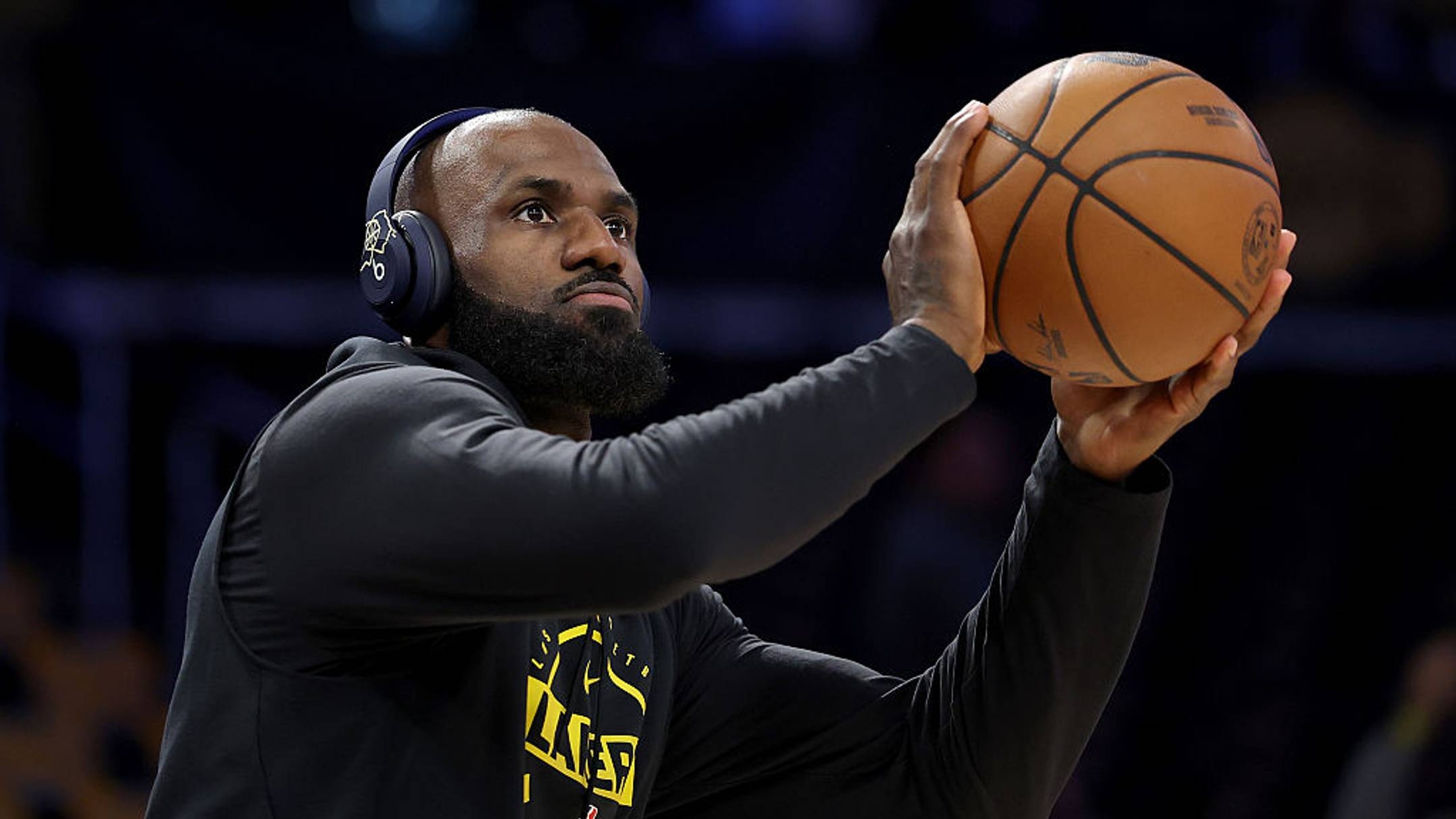 LeBron James dice que no está listo para revelar una decisión sobre su futuro y no da ninguna pista.
