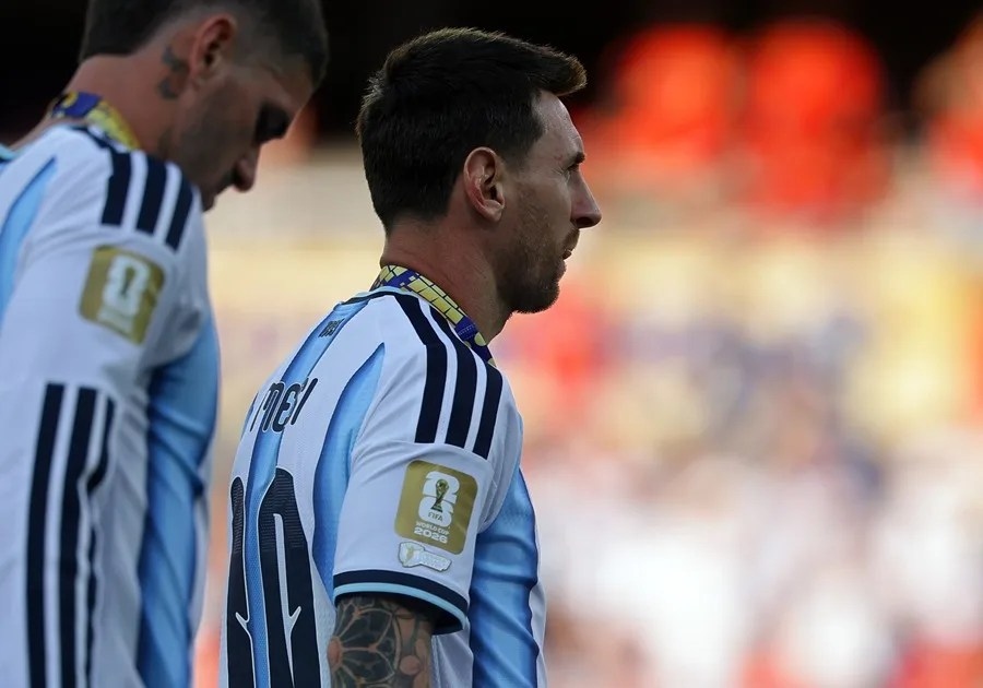 Lionel Messi regresa a Argentina en un avión privado, sin contacto con aficionados Lionel Messi regresa a Argentina en un avión privado, sin contacto con aficionados