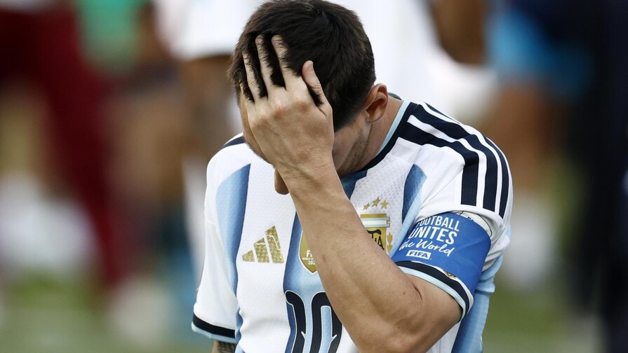 Messi y su imagen del llanto de la derrota en su estadio maldito Messi y su imagen del llanto de la derrota en su estadio maldito