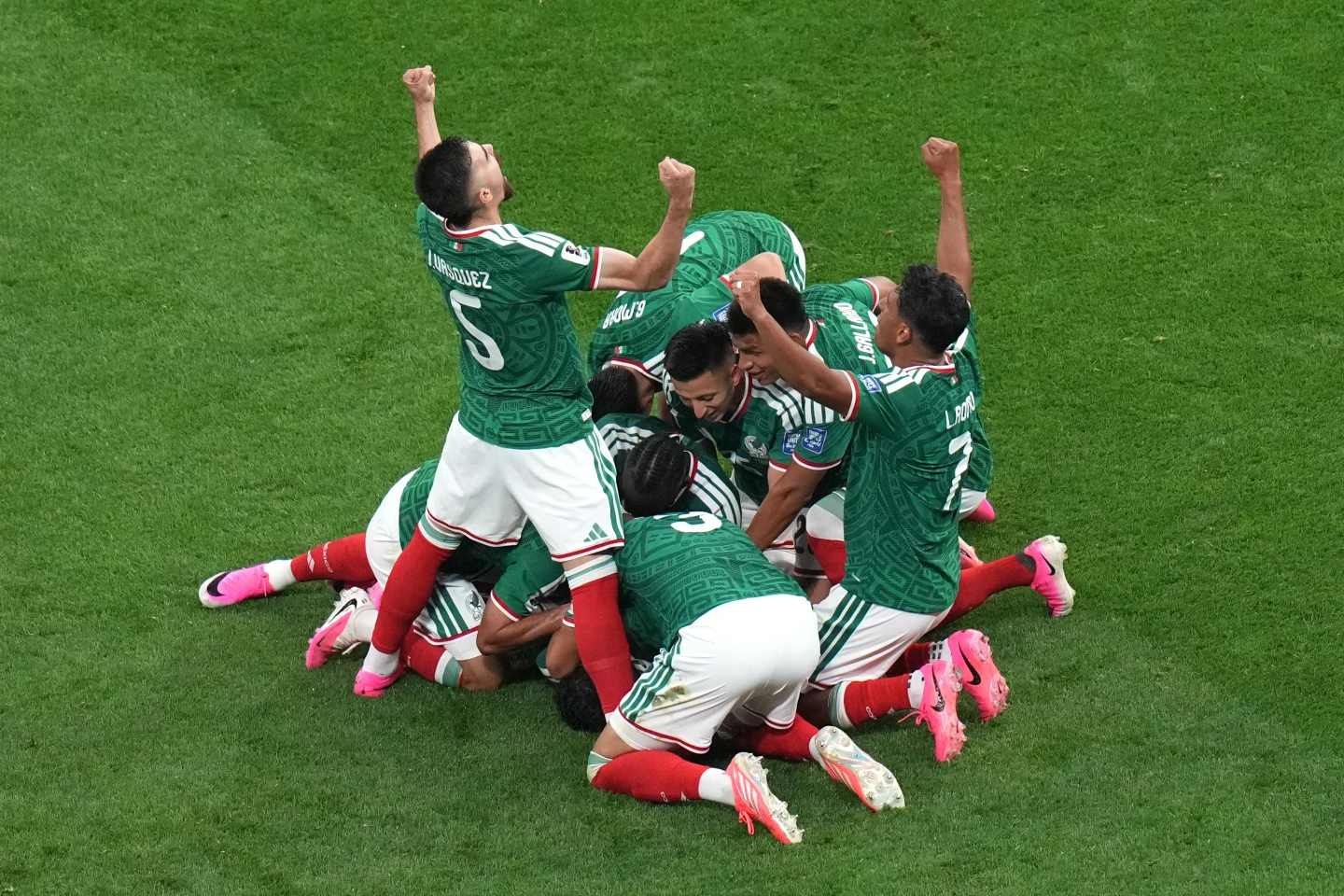 México pone fin a una sequía de 40 años sin ser eliminado en la fase eliminatoria y vence a Ecuador por 2-0 para alcanzar los octavos de final