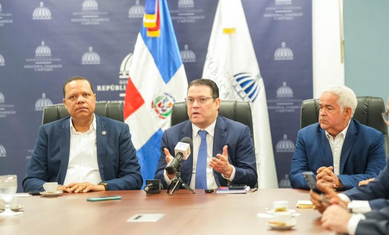Ministro Yayo Sanz Lovatón instala mesa de diálogo con Adanegas para abordar comisiones por pagos con tarjetas Ministro Yayo Sanz Lovatón instala mesa de diálogo con Adanegas para abordar comisiones por pagos con tarjetas
