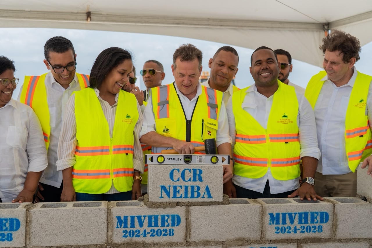 Ministro Ito Bisonó inicia en Neiba construcción del noveno CCR de los 10 anunciados por el presidente Abinader para 2026
