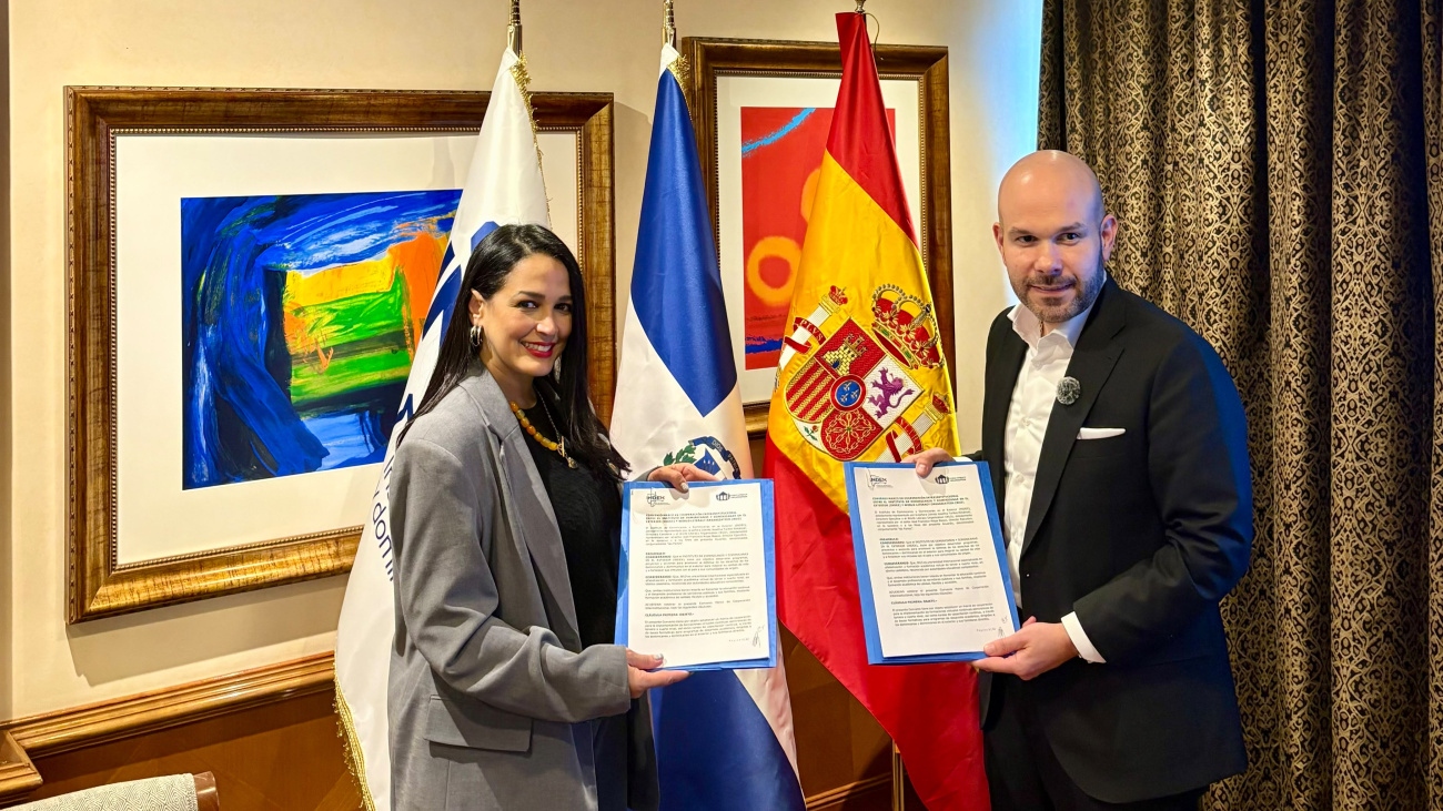 Index y WLO suscriben acuerdo para ampliar oportunidades de formación de dominicanos en el exterior