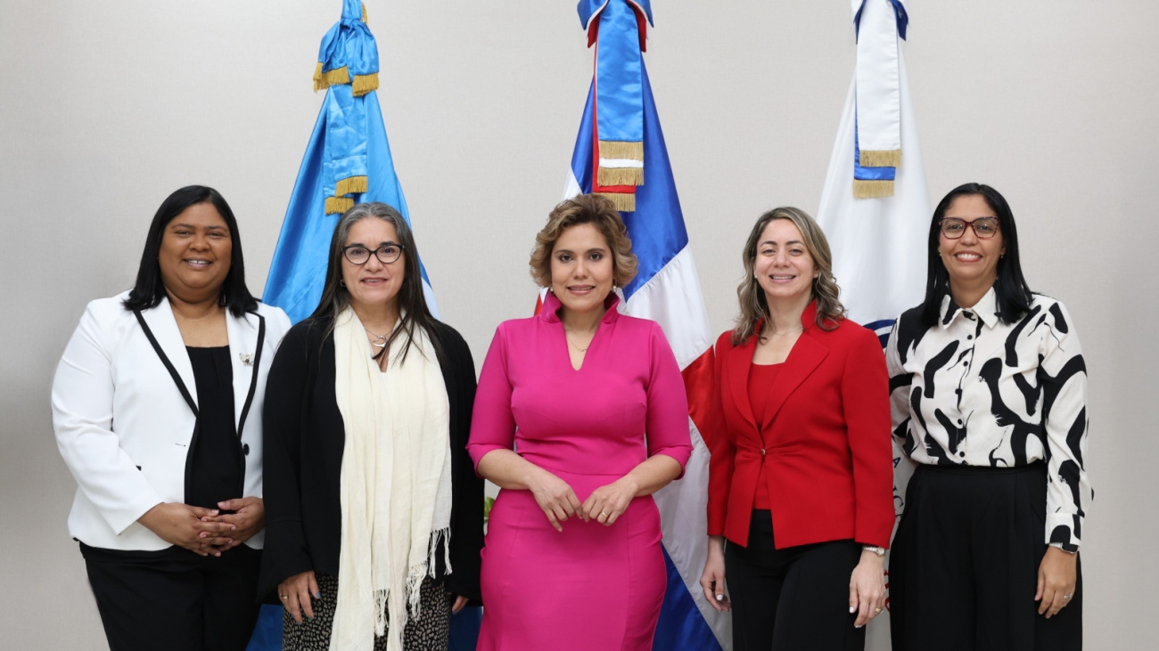 ProCompetencia firma carta compromiso para obtener el Sello Igualando RD para el Sector Público ProCompetencia firma carta compromiso para obtener el Sello Igualando RD para el Sector Público