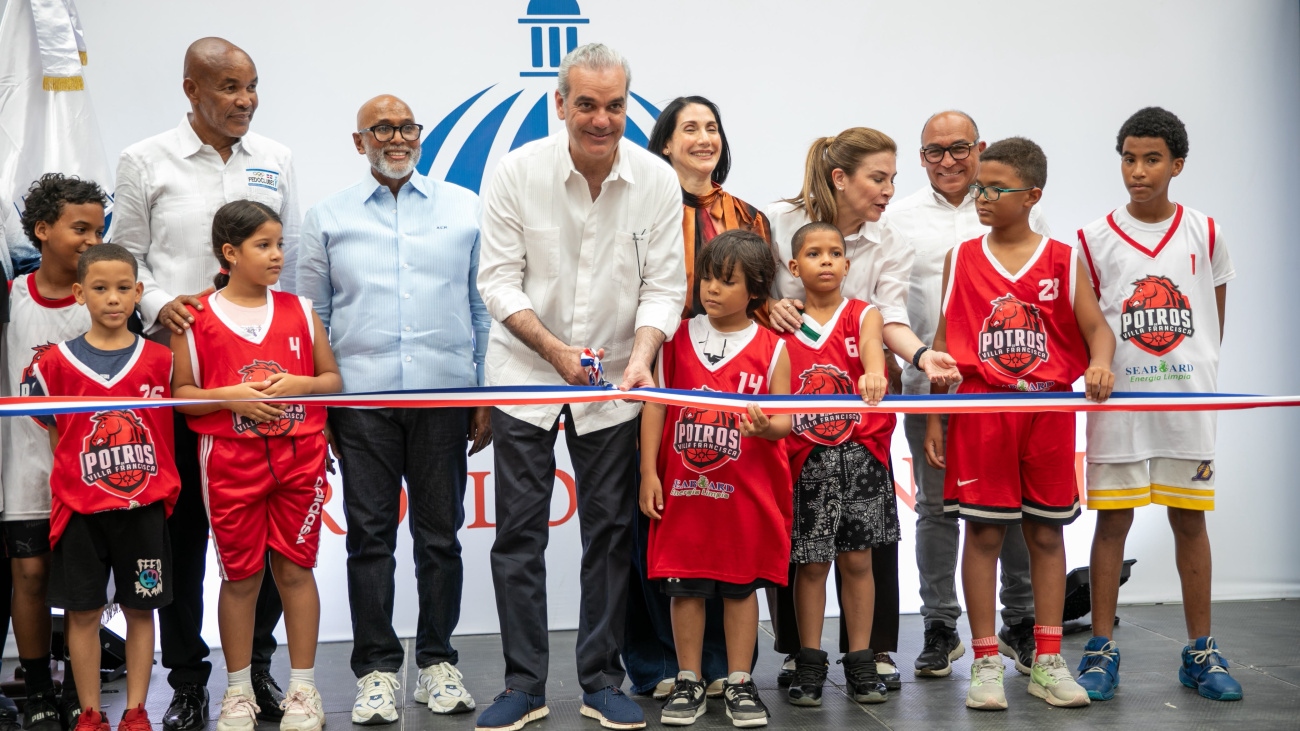 Presidente Abinader inaugura el techado del Centro Educacional Santo Cura de Ars (Cescar) para impulsar el deporte y la formación integral de más de 1,500 estudiantes en Capotillo