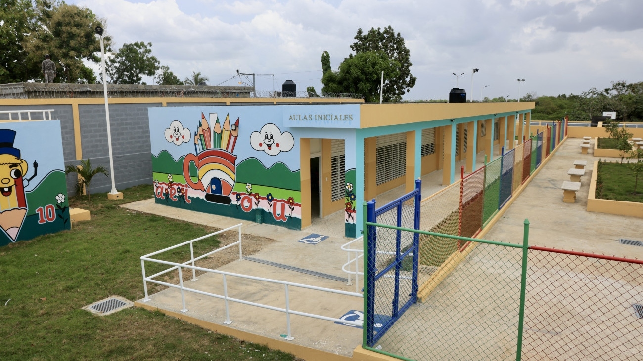 Presidente Abinader destaca que construcción y habilitación de aulas de nivel inicial ha permitido alcanzar grandes avances educativos y contribuir con el desarrollo nacional Presidente Abinader destaca que construcción y habilitación de aulas de nivel inicial ha permitido alcanzar grandes avances educativos y contribuir con el desarrollo nacional