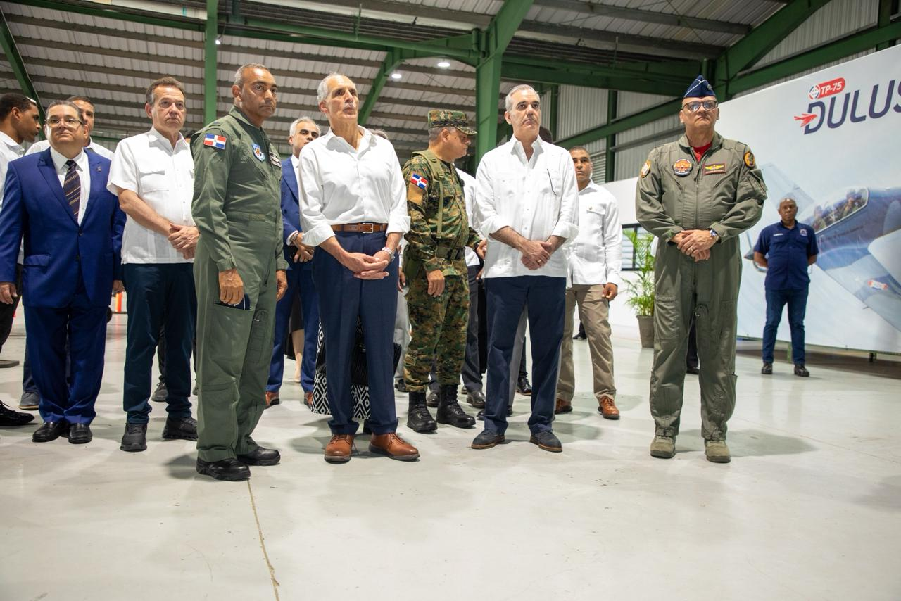 Presidente Abinader y su homólogo hondureño Nasry Asfura recorren Base Aérea de San Isidro y observan ensamblaje del avión TS-7 Dulus, parte de la industria militar dominicana Presidente Abinader y su homólogo hondureño Nasry Asfura recorren Base Aérea de San Isidro y observan ensamblaje del avión TS-7 Dulus, parte de la industria militar dominicana