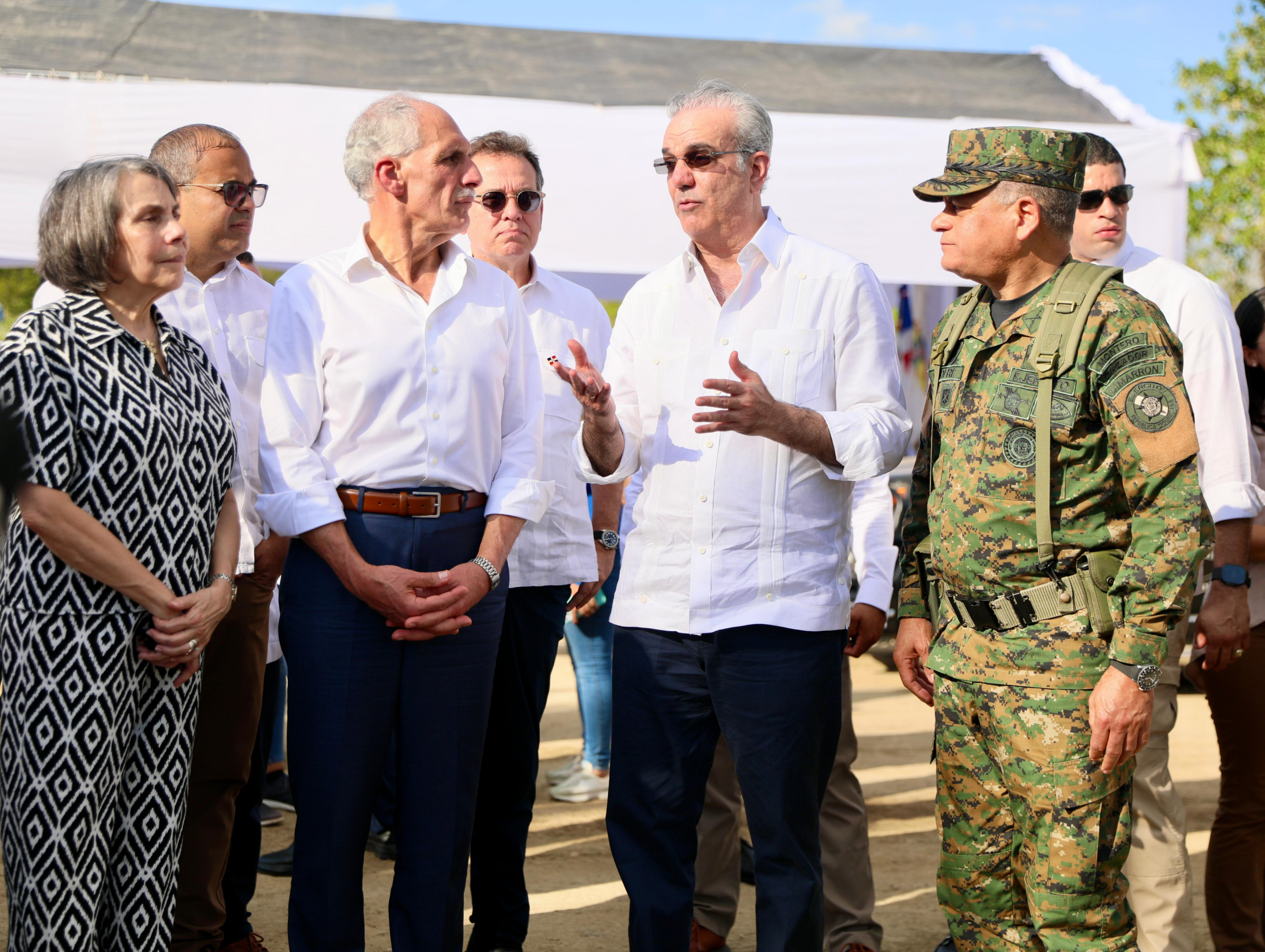 Presidente de Honduras califica a República Dominicana como ejemplo regional en seguridad fronteriza e industria militar Presidente de Honduras califica a República Dominicana como ejemplo regional en seguridad fronteriza e industria militar