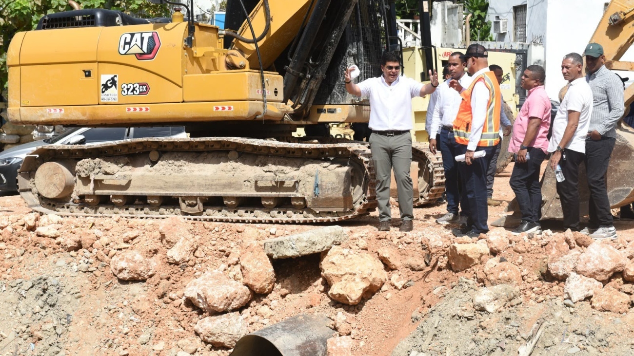 Director de la Caasd supervisa avance de trabajos en cañada Juan Valdez y Los Girasoles en el DN Director de la Caasd supervisa avance de trabajos en cañada Juan Valdez y Los Girasoles en el DN