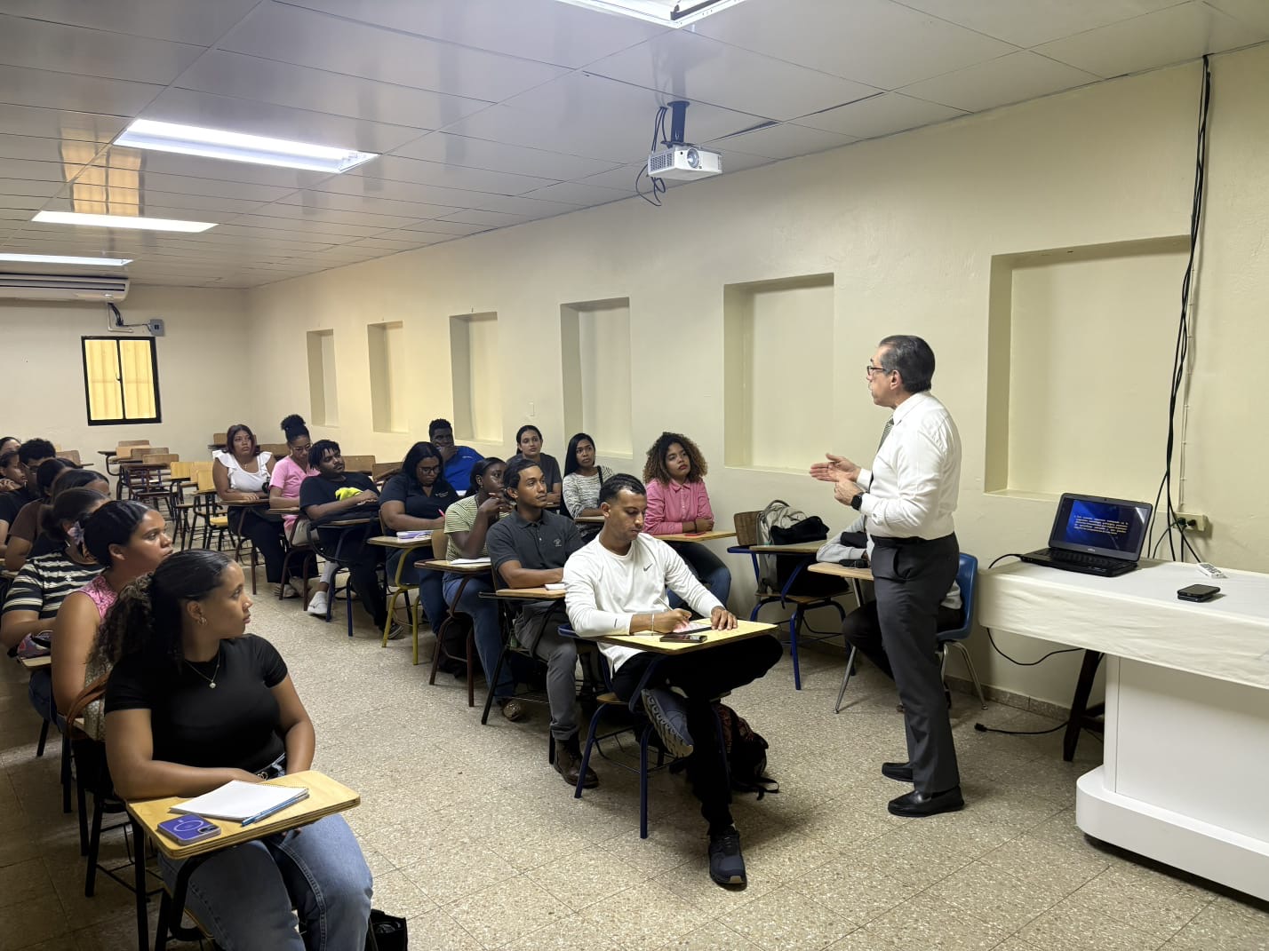 Rector Jorge Asjana David reafirma su compromiso con la docencia universitaria