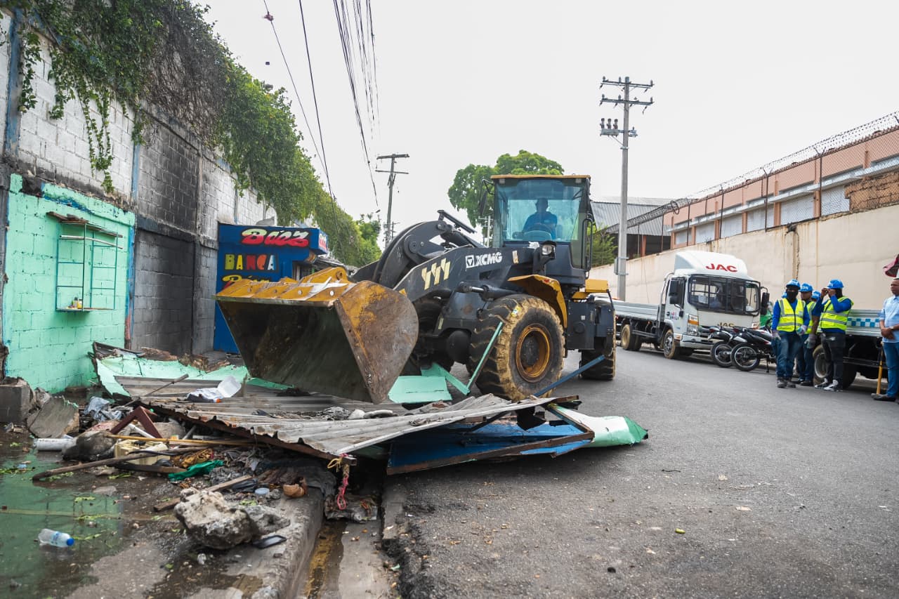 Alcaldía del DN elimina seis ocupaciones ilegales en la acera de avenida Los Mártires con Máximo Gómez