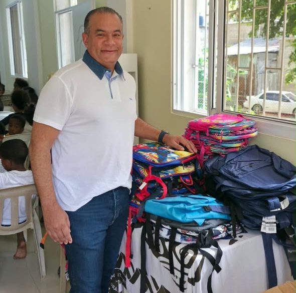 César Ruíz entrega 2 mil mochilas en Las Terrenas