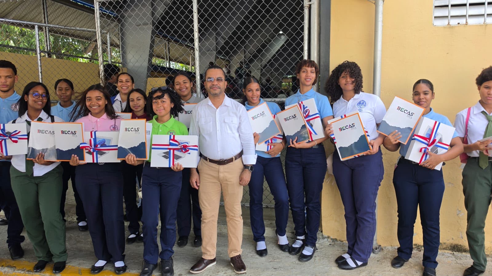 Presidente Luis Abinader entrega 436 becas del ITLA para impulsar la educación tecnológica en Pedro Brand