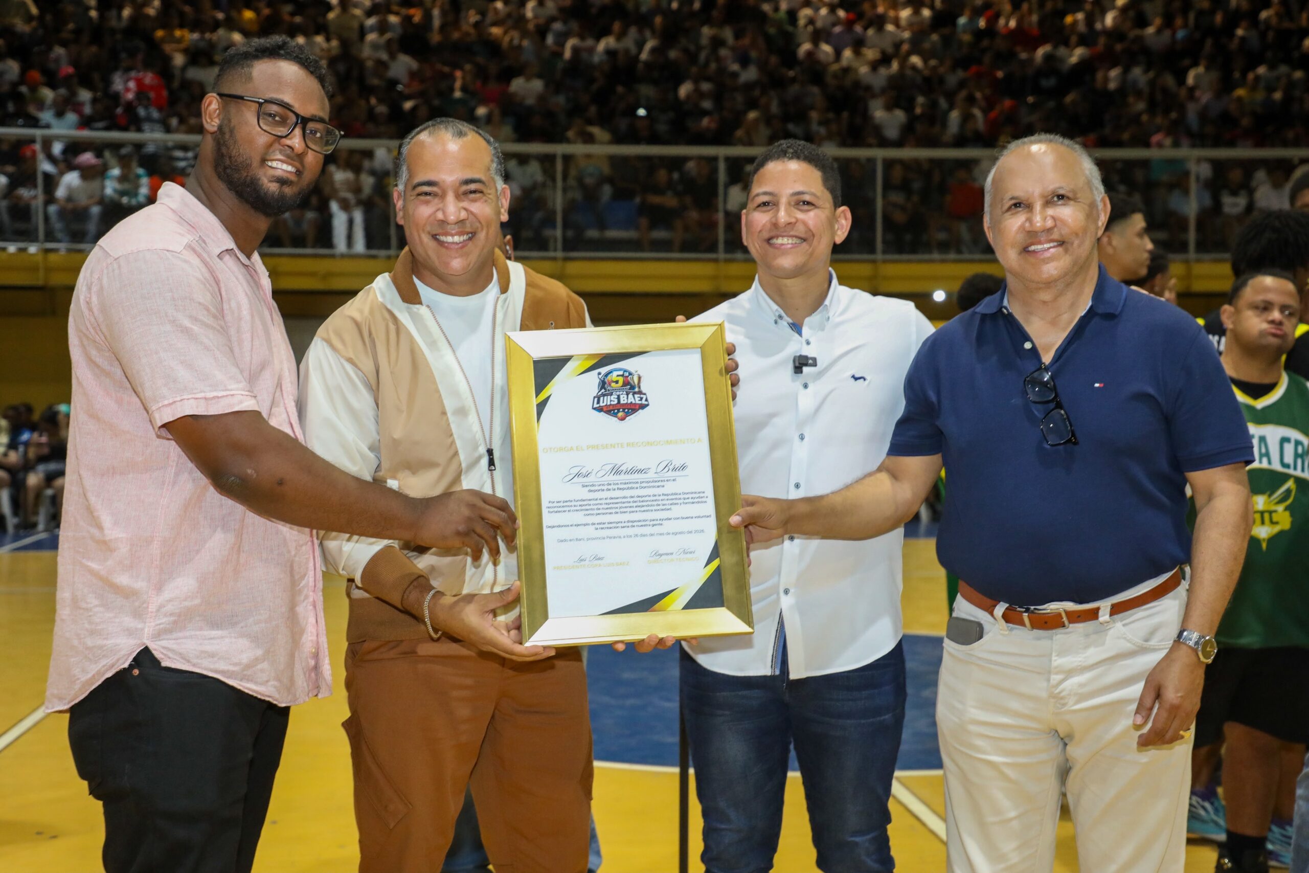 Chimbala y Martínez Brito son reconocidos en histórica inauguración del primer Torneo de Baloncesto Superior de Peravia Chimbala y Martínez Brito son reconocidos en histórica inauguración del primer Torneo de Baloncesto Superior de Peravia
