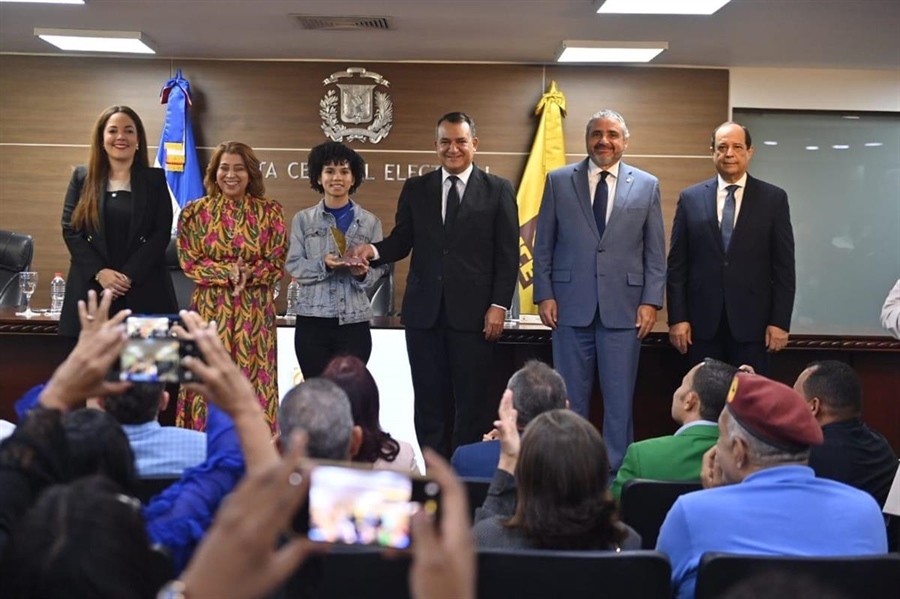 JCE reconoce a la cedulada número 3 millones y anuncia se elimina restricción del mes de cumpleaños para renovar cédula JCE reconoce a la cedulada número 3 millones y anuncia se elimina restricción del mes de cumpleaños para renovar cédula
