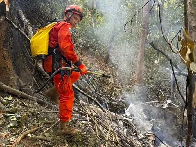 Cuatro personas mueren tras estrellarse un helicóptero en un área boscosa de Río de Janeiro Cuatro personas mueren tras estrellarse un helicóptero en un área boscosa de Río de Janeiro