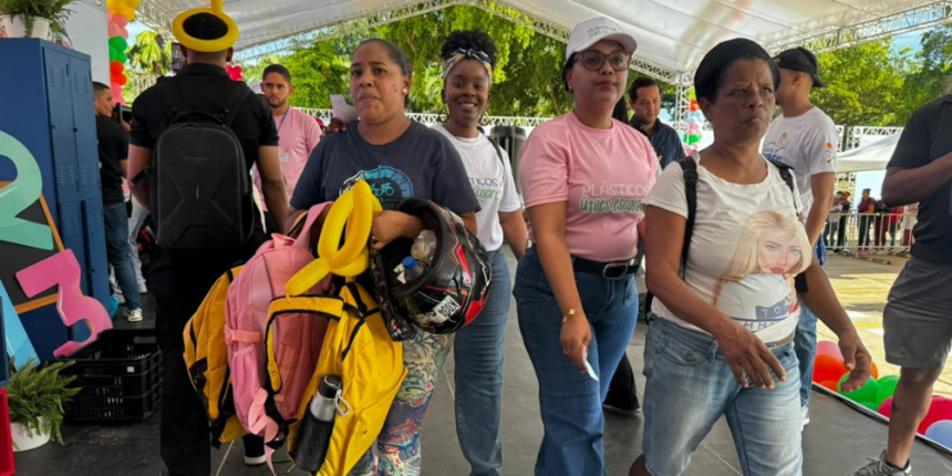 Miles de familias participan en “Plásticos por Útiles Escolares” para recibir mochilas y tabletas