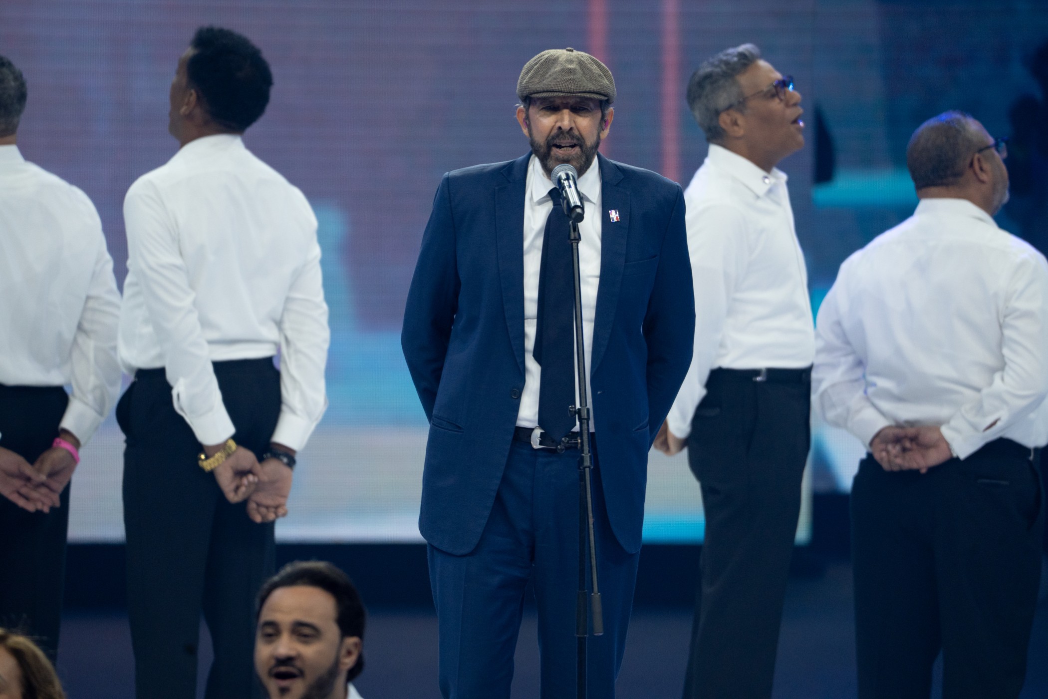 Juan Luis Guerra emociona en la clausura de Santo Domingo 2026 con “Canto a la Patria”
