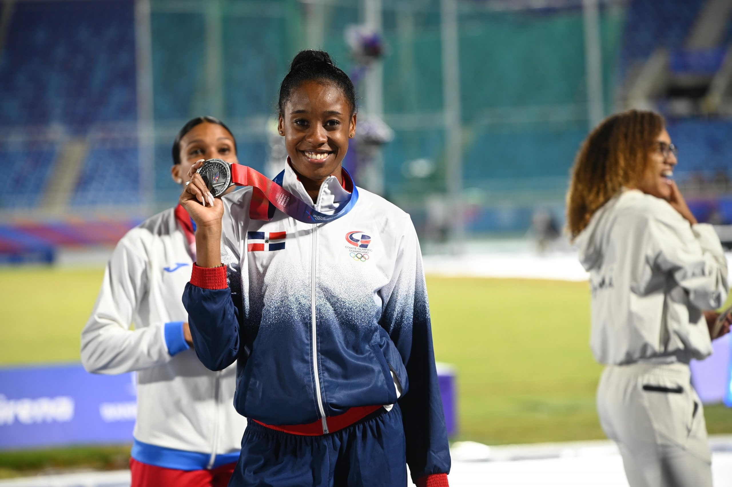 Evelina Minaya se cuelga medalla de plata en salto alto