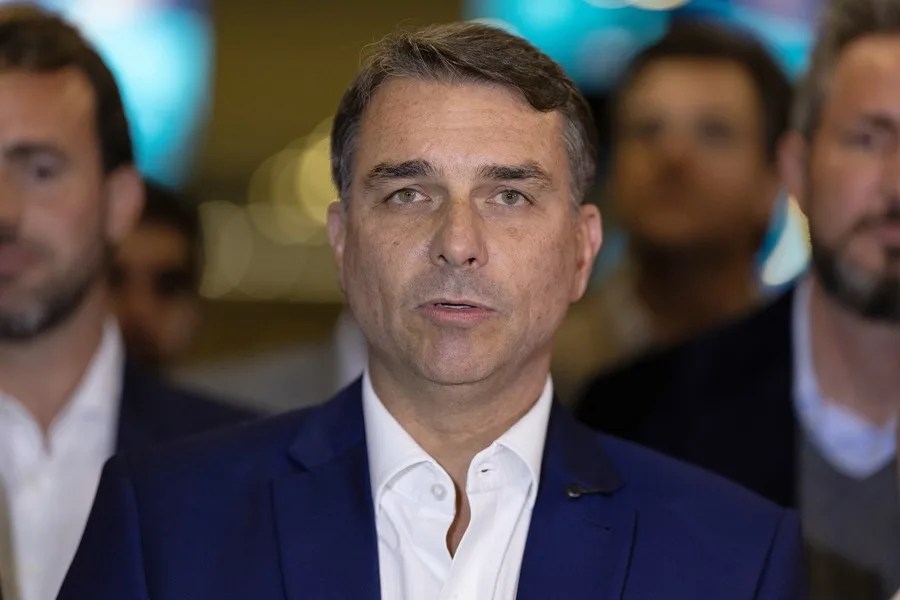 Flávio Bolsonaro promete un tren que una las capitales del empobrecido noreste brasileño Flávio Bolsonaro promete un tren que una las capitales del empobrecido noreste brasileño