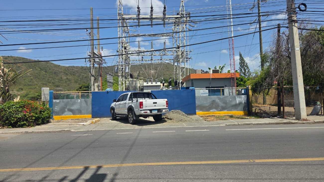 Edesur despliega brigadas técnicas para restablecer servicio eléctrico en comunidades de Peravia