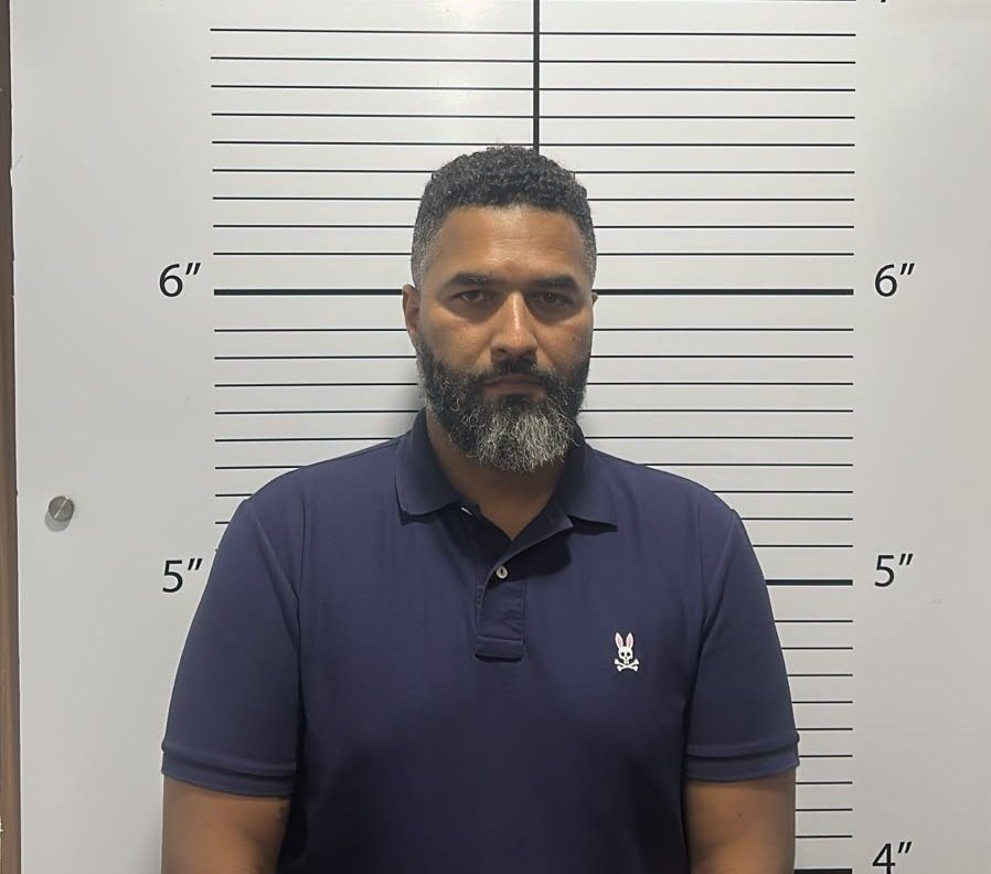 TRAS ASEDIO POLICIAL SE ENTREGA PRÓFUGO BUSCADO POR HERIR DE BALA A MENOR DE 14 AÑOS. HECHO SE REGISTRÓ EN SECTOR VILLA CARMEN, SDE.