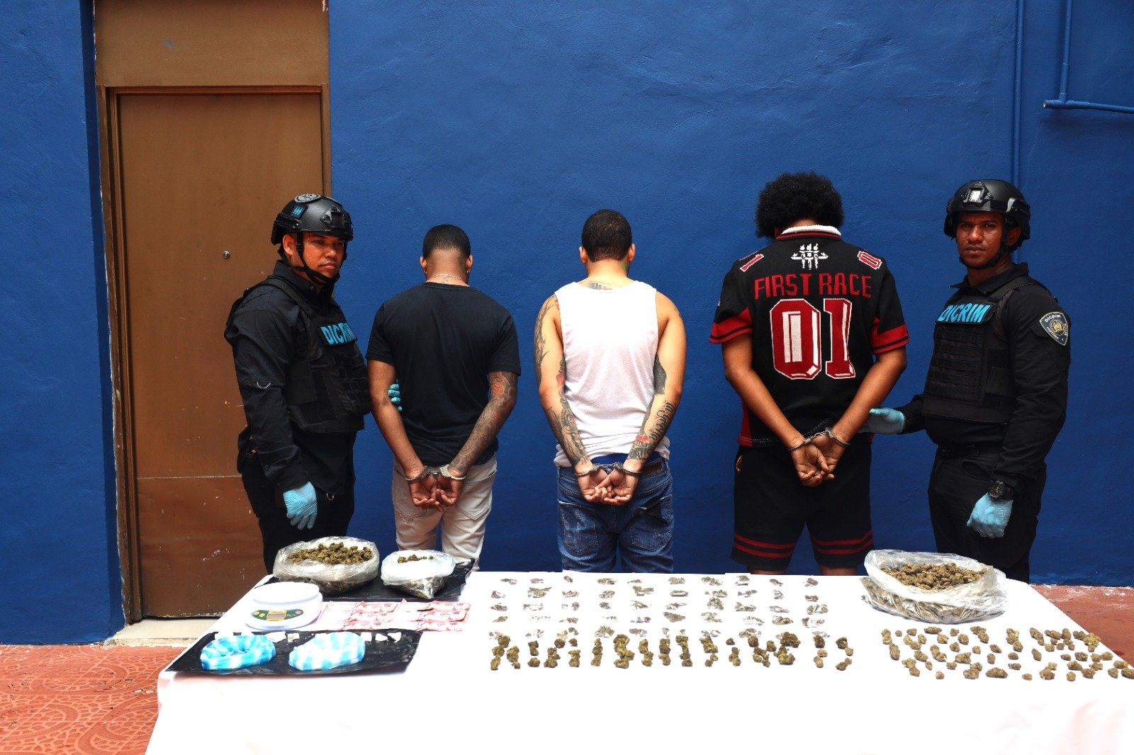 DICRIM apresa a tres antisociales en Villas Agrícolas con presuntas drogas, dinero y un vehículo