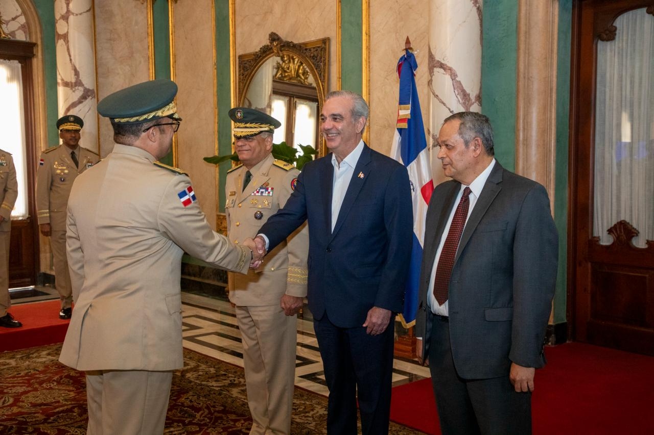 Presidente Luis Abinader toma juramento a nuevos comandantes del Ejército y la Fuerza Aérea y al director de la Policía Nacional