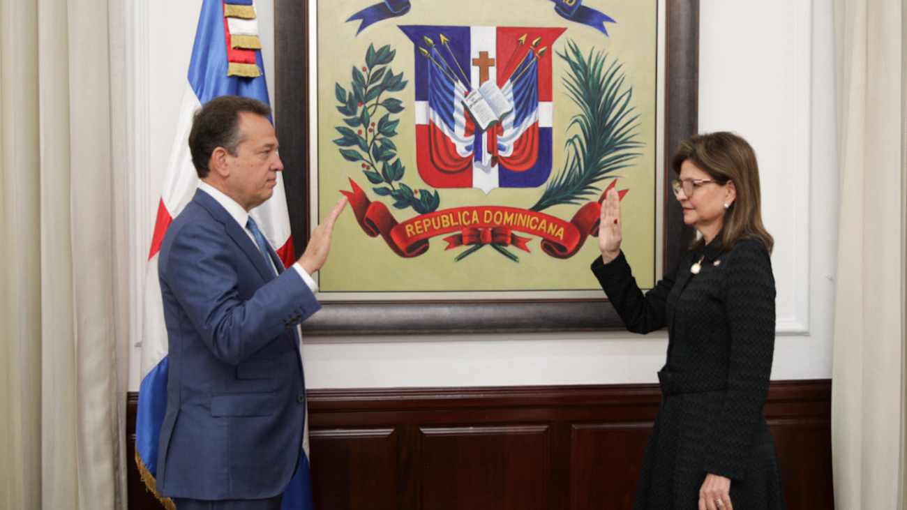 La vicepresidenta Raquel Peña juramenta a Víctor Bisonó como nuevo ministro de Relaciones Exteriores