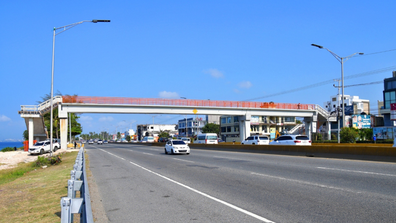 Obras Públicas cerrará parcialmente la autopista Las Américas para desmontar puente peatonal