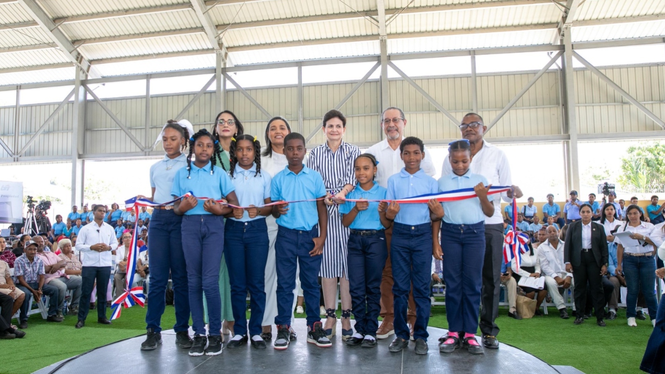 Vicepresidenta Raquel Peña entrega techado de la Escuela Javier Antonio Castillo Pérez, en Azua