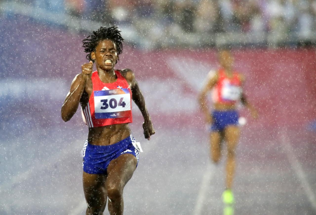 La lluvia no frena los pasos de Marileidy Paulino