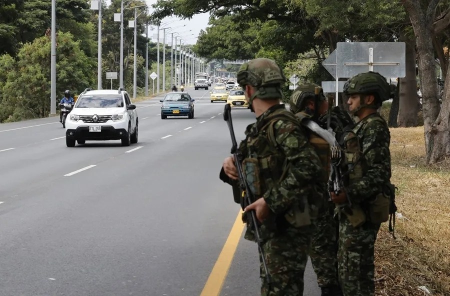 Colombia registra varios ataques con explosivos a un día de la investidura de De la Espriella, que dejan un policía muerto