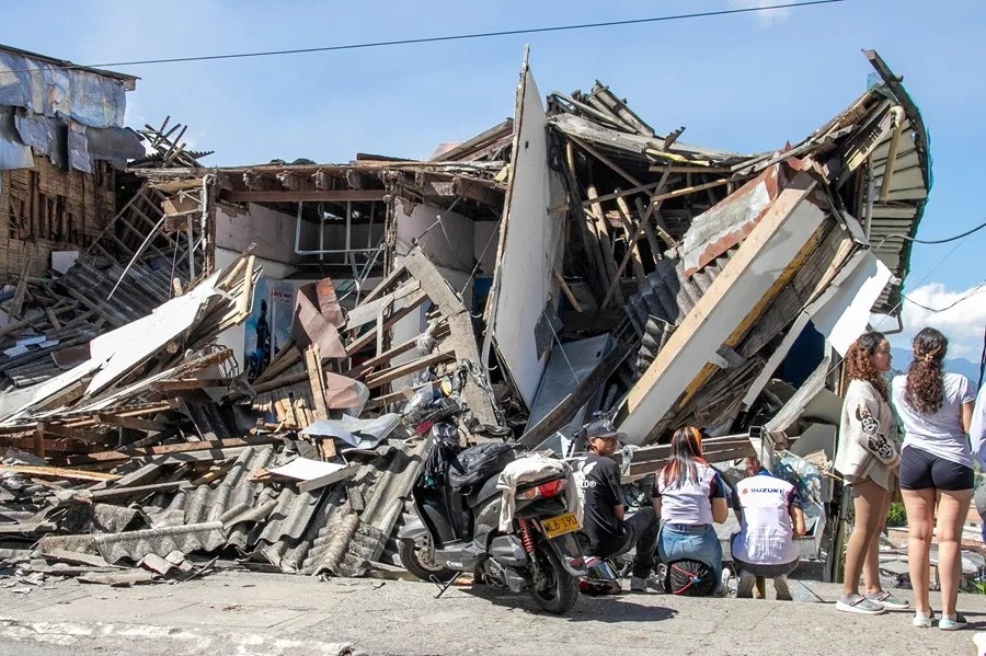 Petro llama a su partido a coordinar esfuerzos y solidaridad tras el terremoto en Colombia
